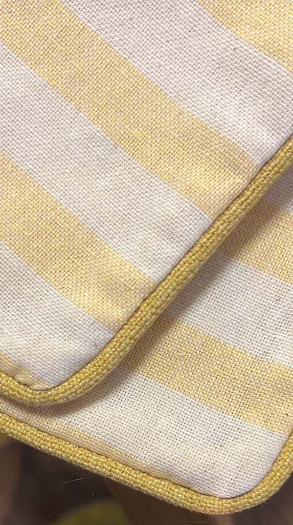 laika amarillo almohadon.webp
