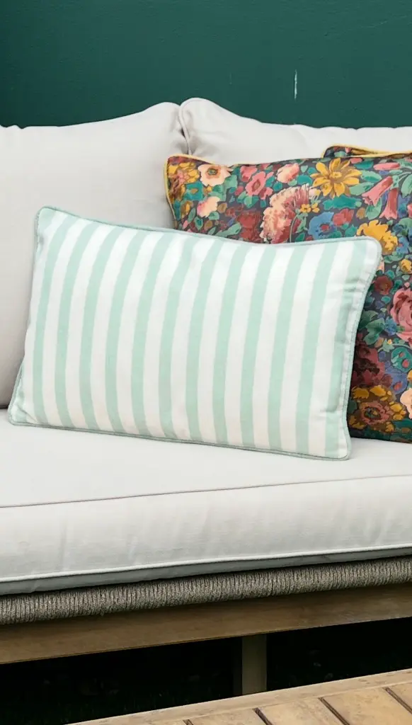 laika verde almohadon.webp