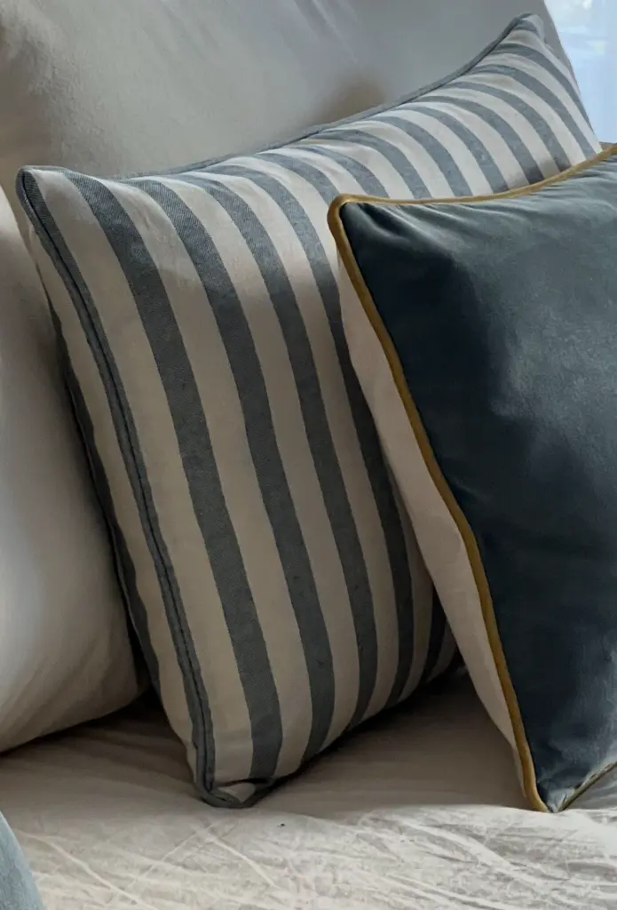 almohadon laika azul.webp