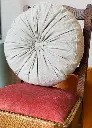 Almohadón Redondo con Pliegues en Lino.webp
